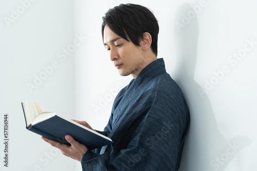 本を持った日本人男性
