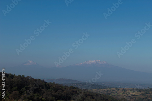 Paisajes con cielo y montañas