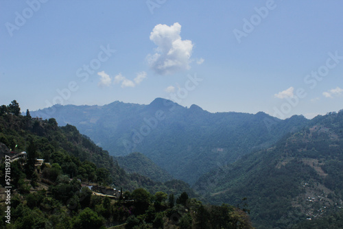 Paisajes con cielo y montañas