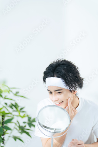肌をチェックする男性　スキンケア　メンズコスメ　男性用化粧品 photo