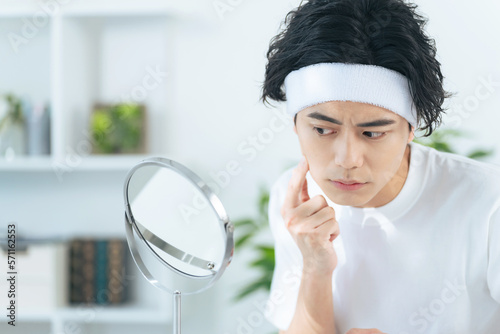 肌荒れを気にする男性　スキンケア　メンズコスメ　男性用化粧品 photo