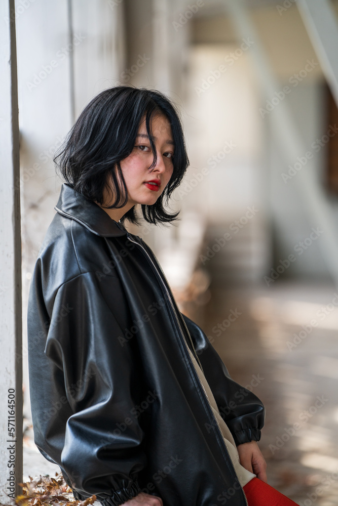 Obraz premium 窓辺に寄りかかってこちらを見つめる日本人女性モデル
