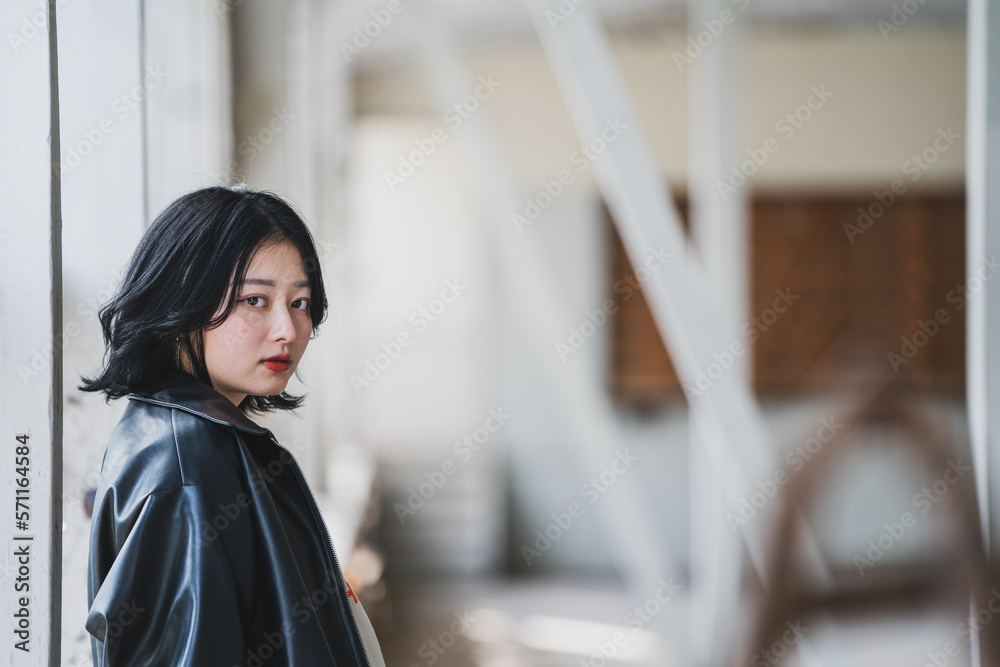 窓辺に寄りかかってこちらを見つめるポートレートモデル 窓辺に寄りかかってこちらを見つめるポートレートモデル