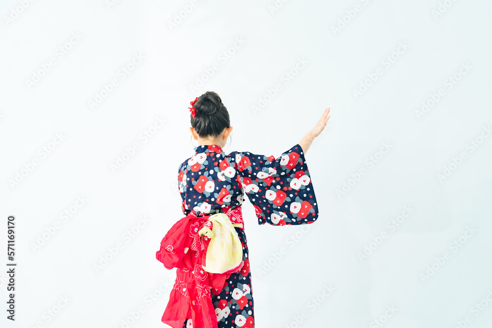 浴衣を着て盆踊りを踊る女の子 浴衣を着て盆踊りを踊る女の子