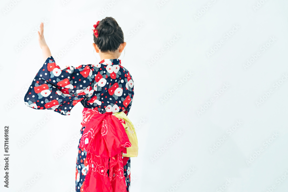 浴衣を着て盆踊りを踊る女の子 浴衣を着て盆踊りを踊る女の子