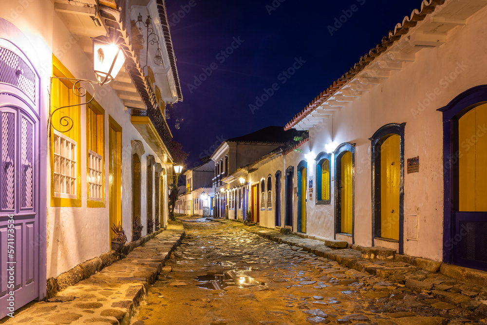 Fototapeta premium Beautiful old historic colonial houses and street in Paraty
