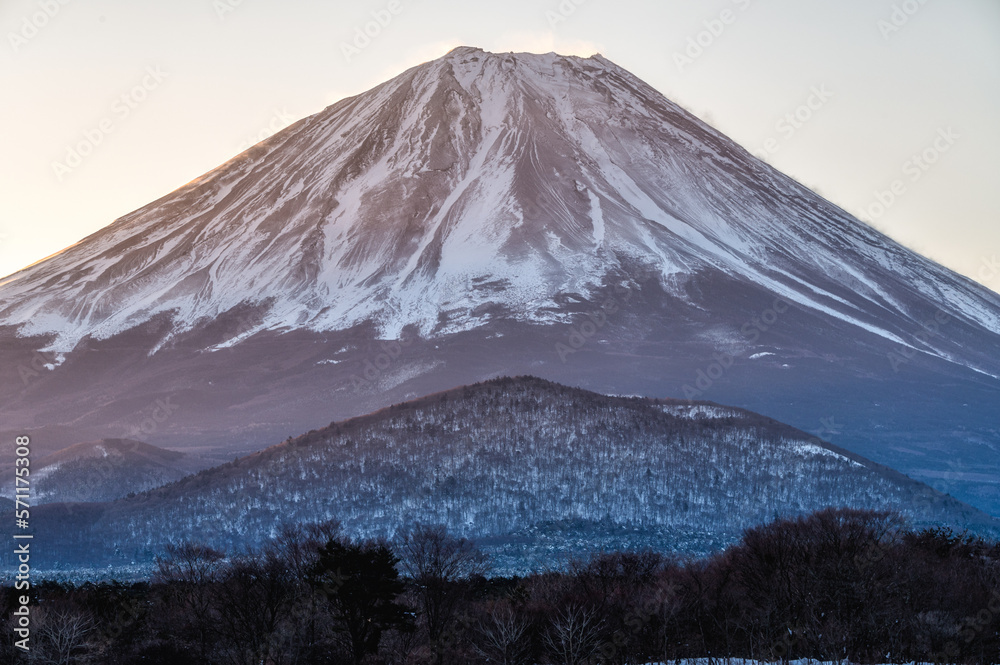 Fototapeta premium 山梨県河口湖町 富士山を照らす精進湖の夜明け