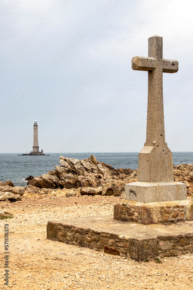Auderville. Goury.  Monument dédié aux marins péris en mer et  phare de La Hague  Manche. Normandie