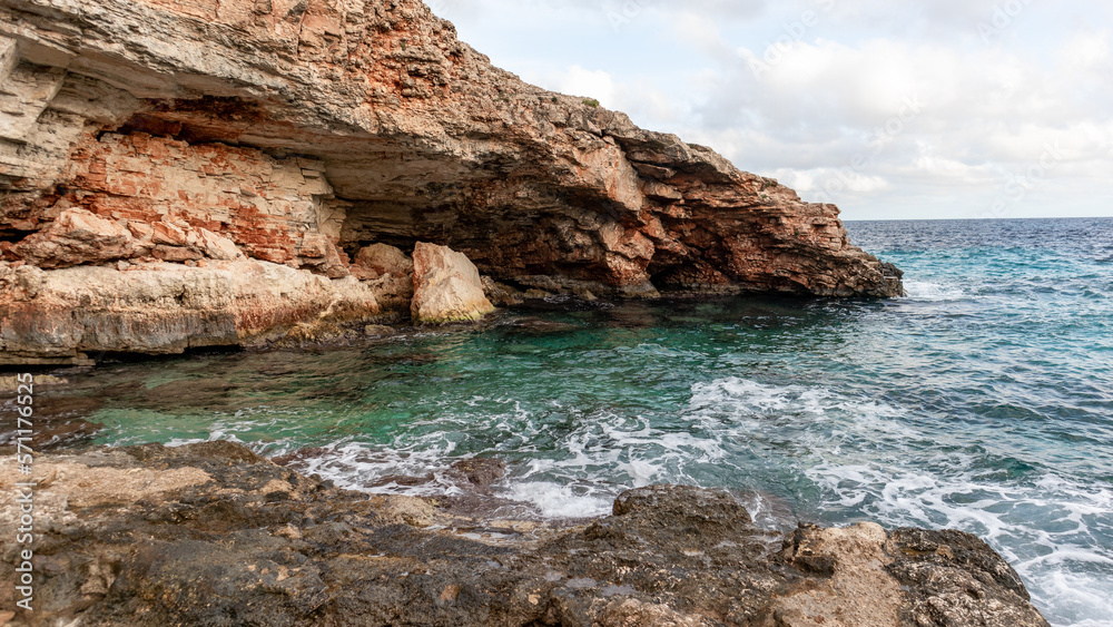Playas, acantilados y calas en el sur de españa, en el mar mediterraneo. Vacaciones en mallorca e islas baleares. 