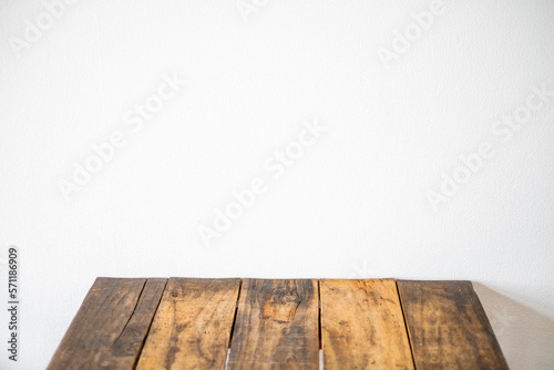 木の机と白い壁