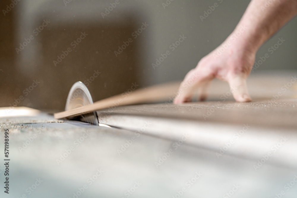 cutting laminate for the production of furniture on a circular saw