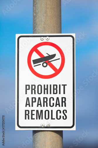 Señal de "prohibido aparcar remolques" (prohibit aparcar remolcs) en catalán (en català)