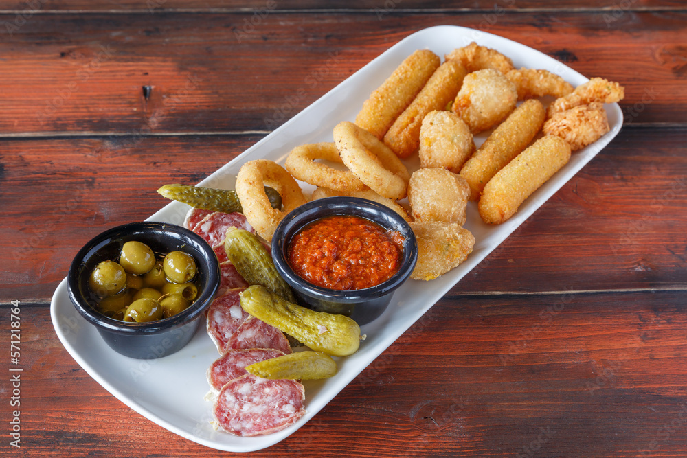 Plateau apéritif. Assortiment de charcuterie (saucisson, cornichon