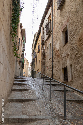 Escalera en calle empedrada © Sergio Capture