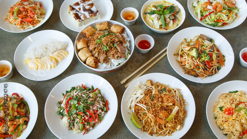 Composition des plats thailandais, servie sur fond rustique foncé, vue de dessus. Ensemble de cuisine thaïlandaise. 