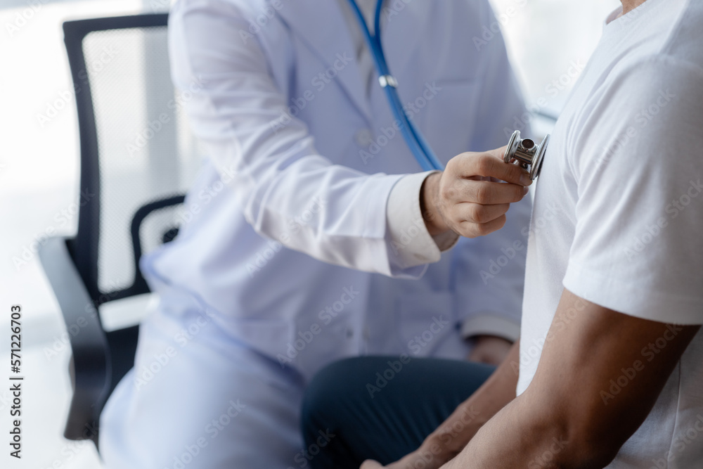 Doctor are recommending medicines to patients after being examined and diagnosed by the patient's doctor, the concept of treatment and symptomatic medication dispensing by the pharmacist.