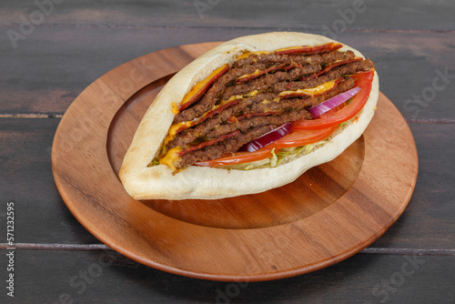 Sandwich triple steak maison dans une assiette sur une table en bois. Döner Kebab gros plan.