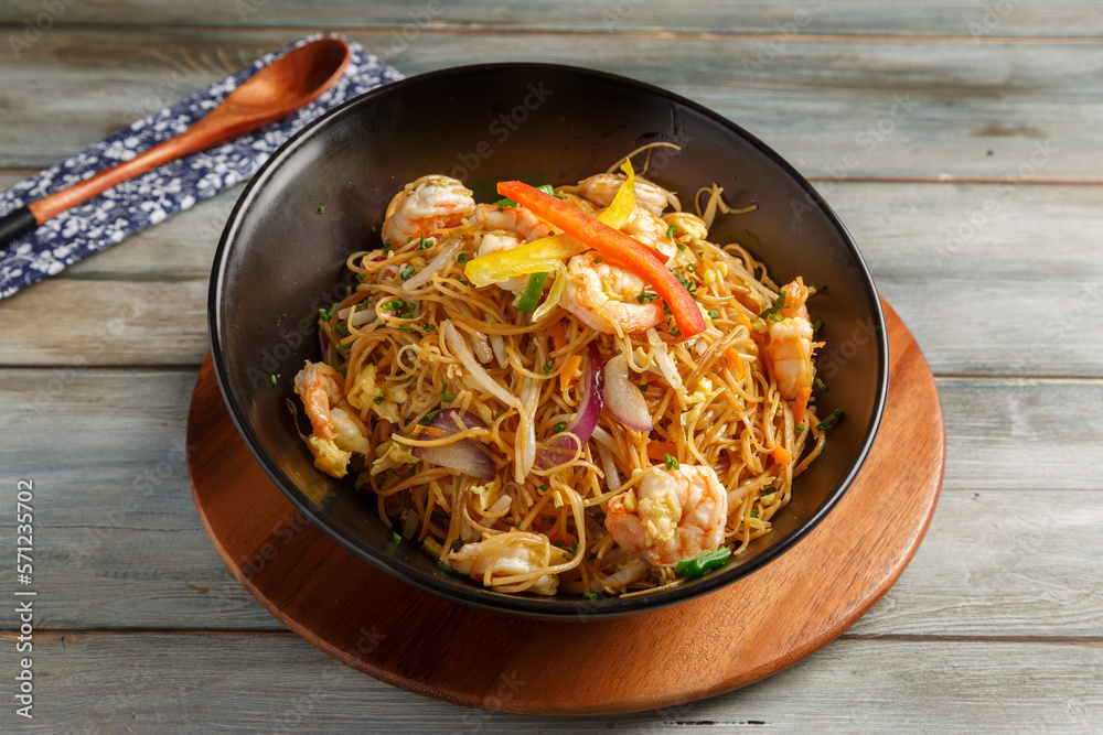 Sauté de nouilles aux crevettes. Spécialité thaïlandaise. Sauté de nouilles aux crevettes. Spécialité thaïlandaise.