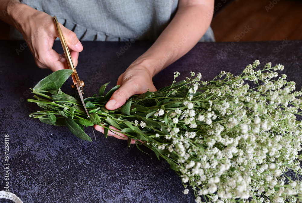 Foto de Florist at work. How to make gypsophila paniculata wedding