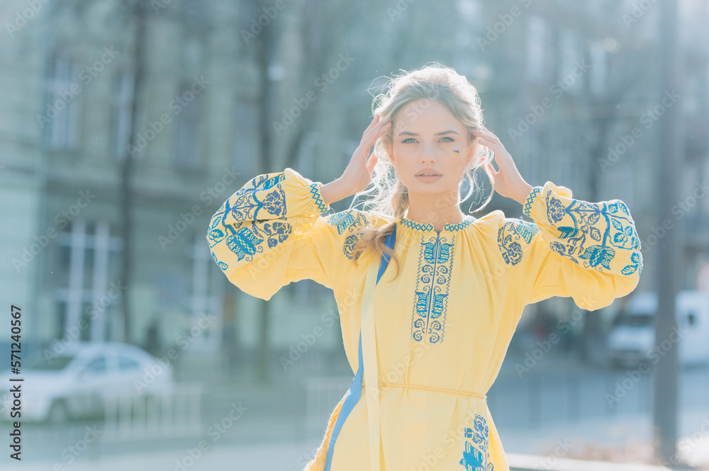 Φωτογραφία A young girl stands in a Ukrainian national ethnic embroidered dress on a sunny day