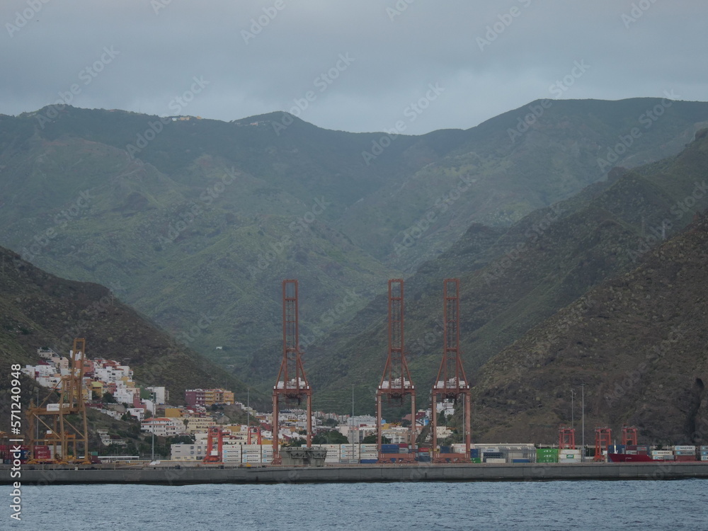 Anfahrt auf Teneriffa mit dem Schiff kurz vor Santa Cruz de Tenerife