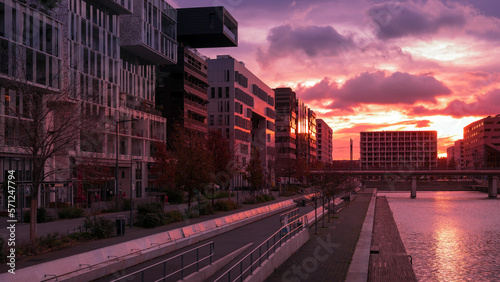 Fotografie Paysage urbain de la ville touristique de Lyon en France, au crépuscule en hiver