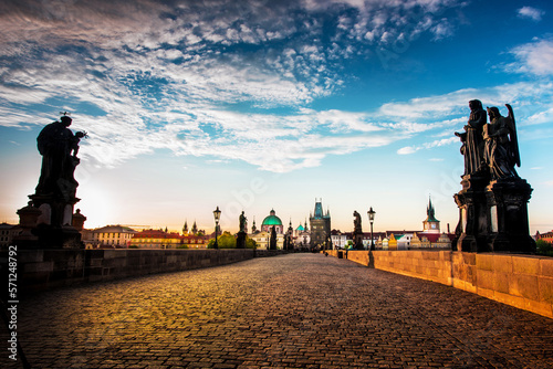 Obraz na płótnie fascinating mystical landscape with Charles Bridge in an old city in Prague, Czech Republic at dawn. amazing places. popular tourist atraction w salonie
