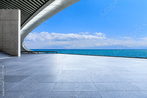 Foto Empty square floor and bridge with lake background