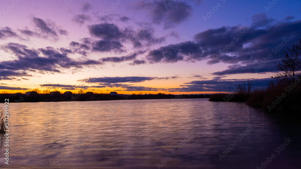 Obraz premium colorful sunset by the lake
