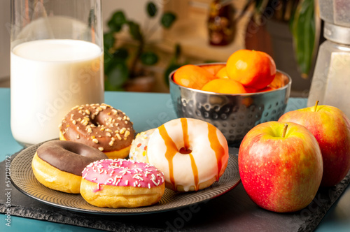 Plateau de gourmandises colorées garni de donuts et de fruits frais photo