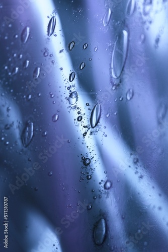 Niebieska tekstura z kroplami - wodny świat. Bańki powietrza - bąble zatopione w niebieskim szkle