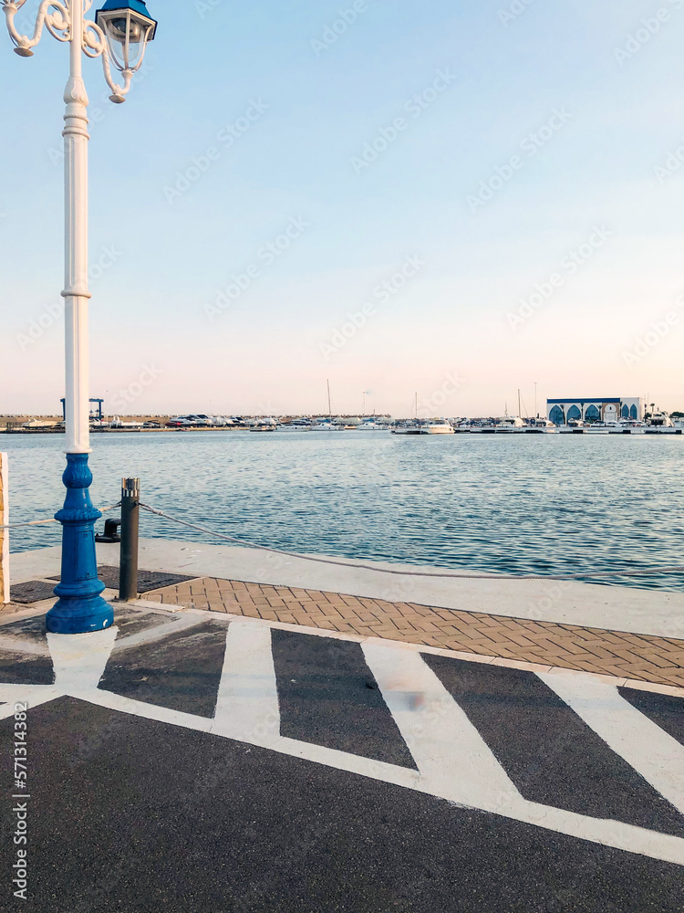 Obraz premium Nature splendor at the sea port a harmony of land and ocean