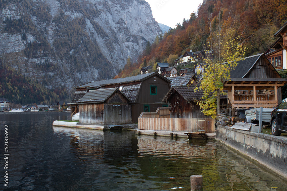 Fototapeta premium hallsttat mountain village surrounded by lakes and trees in autumn