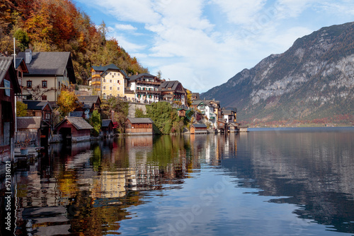 hallsttat mountain village surrounded by lakes and trees in autumn © Carlos javier