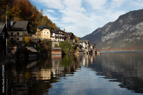 hallsttat mountain village surrounded by lakes and trees in autumn © Carlos javier