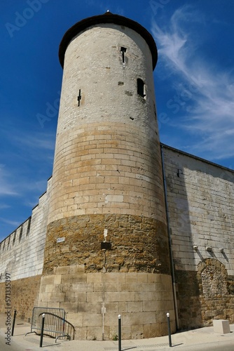 La Tour des prisons et les murs fortifiés de l’ancienne abbaye Saint-Germain de la ville d’Auxerre © rysan34