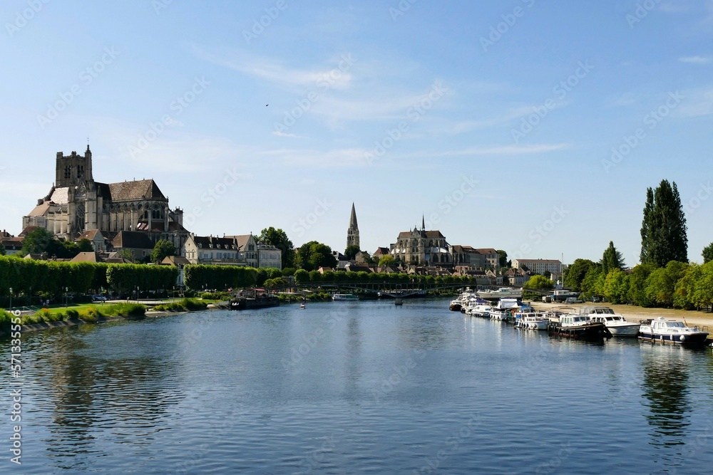 Vue panoramique de la ville d’Auxerre au bord de l’Yonne  