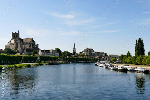 Vue panoramique de la ville d’Auxerre au bord de l’Yonne 