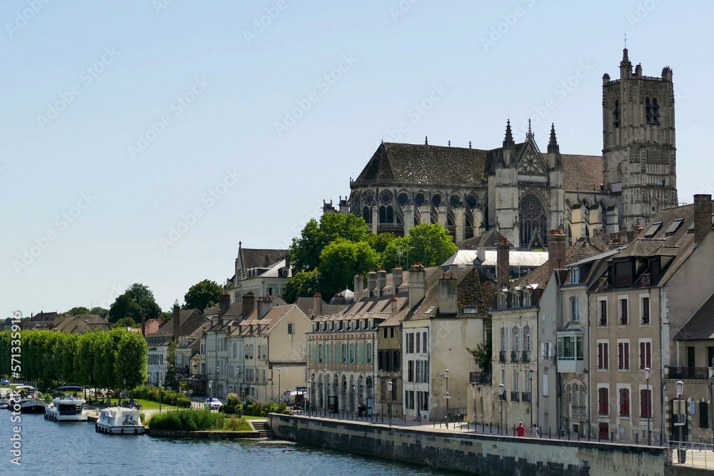 La cathédrale Saint-Etienne dominant les quais de l’Yonne à Auxerre
