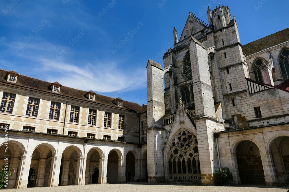 La façade latérale et les bâtiments conventuels de l’Abbaye Saint-Germain à Auxerre vus depuis le cloitre 