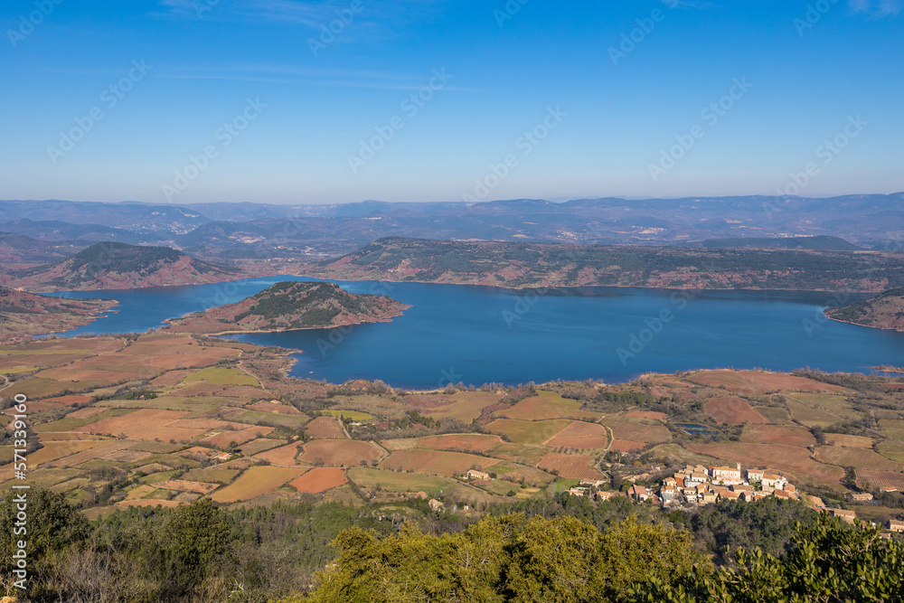 Vue depuis le Mont Liausson sur le petit village de Liausson, au bord du Lac du Salagou Vue depuis le Mont Liausson sur le petit village de Liausson, au bord du Lac du Salagou