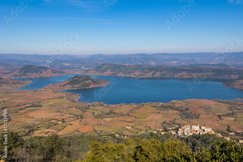 Vue depuis le Mont Liausson sur le petit village de Liausson, au bord du Lac du Salagou