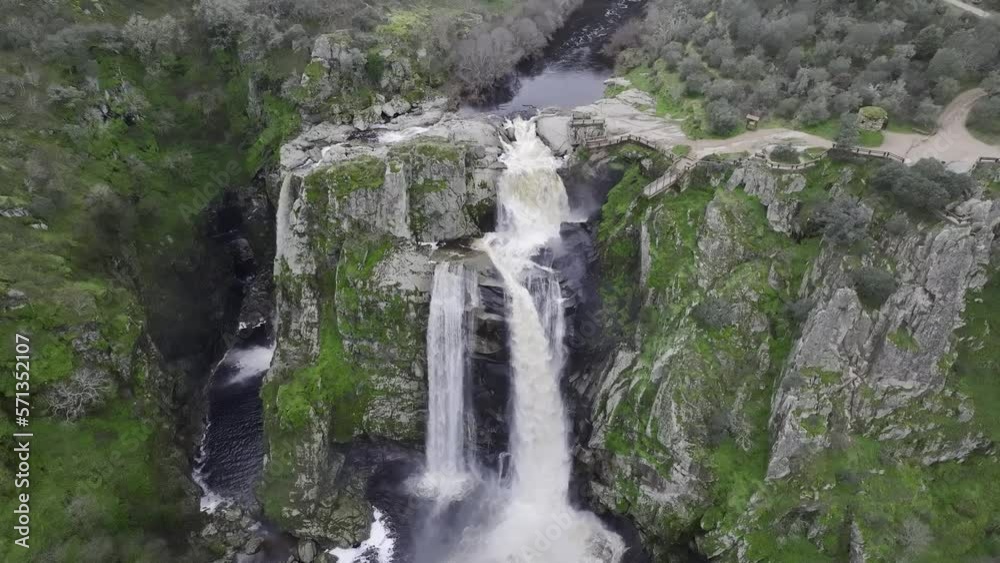 INMENSA CASCADA DE POZO DE LOS HUMOS INMENSA CASCADA DE POZO DE LOS HUMOS