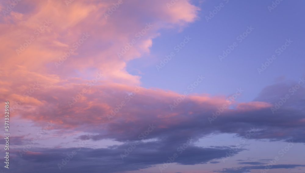 Naklejka premium Beautiful sunset in pink and blue sky.