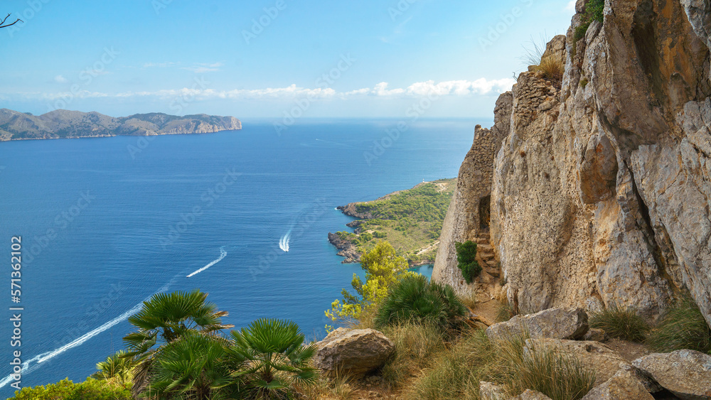 Auf dem Weg zum Aussichtspunkt von Mirador Penyal del Migdia auf der Halbinsel von Alcúdia auf einem ausgesetzen Pfad auf Mallorca, Spanien, Europa.
