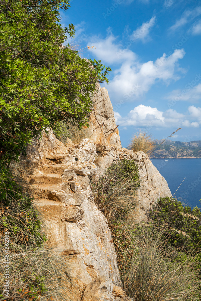 Auf dem Weg zum Aussichtspunkt von Mirador Penyal del Migdia auf der Halbinsel von Alcúdia auf einem ausgesetzen Pfad auf Mallorca, Spanien, Europa. Auf dem Weg zum Aussichtspunkt von Mirador Penyal del Migdia auf der Halbinsel von Alcúdia auf einem ausgesetzen Pfad auf Mallorca, Spanien, Europa.