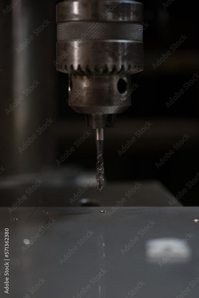 Cutting a screw with a tapping machine