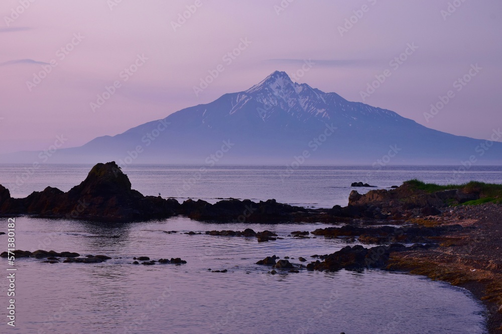 夜明けの礼文島から望む利尻富士