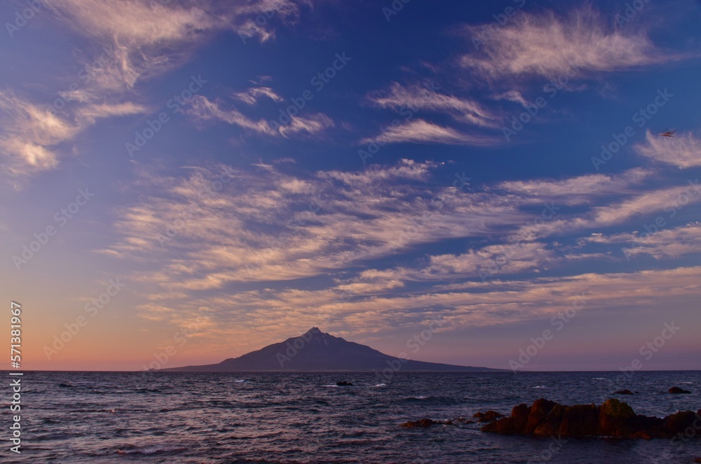 夜明けの礼文島から望む利尻富士