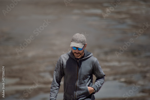 hombre caminando en viaje de montaña con gorro y anteojos